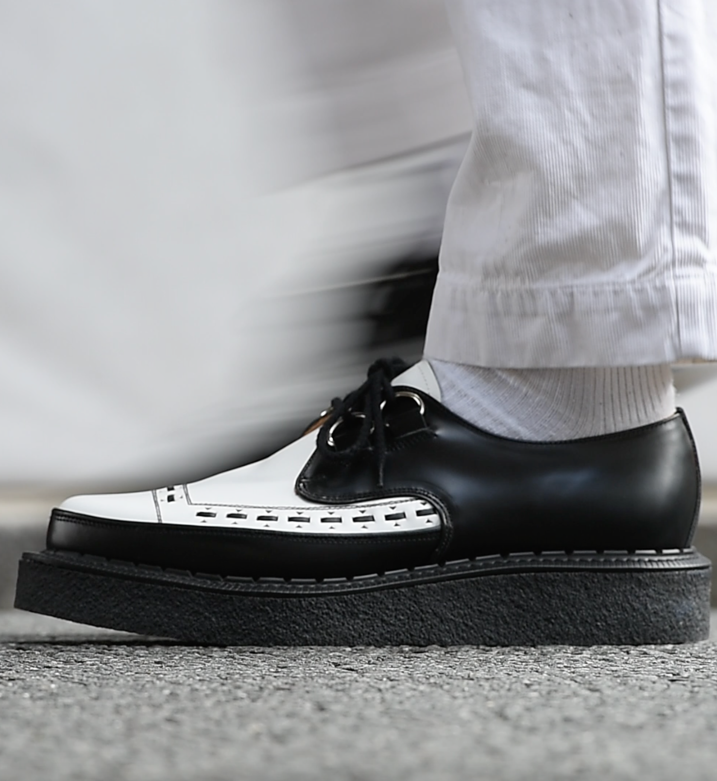 Black and White Diano D-Ring Creeper walking
